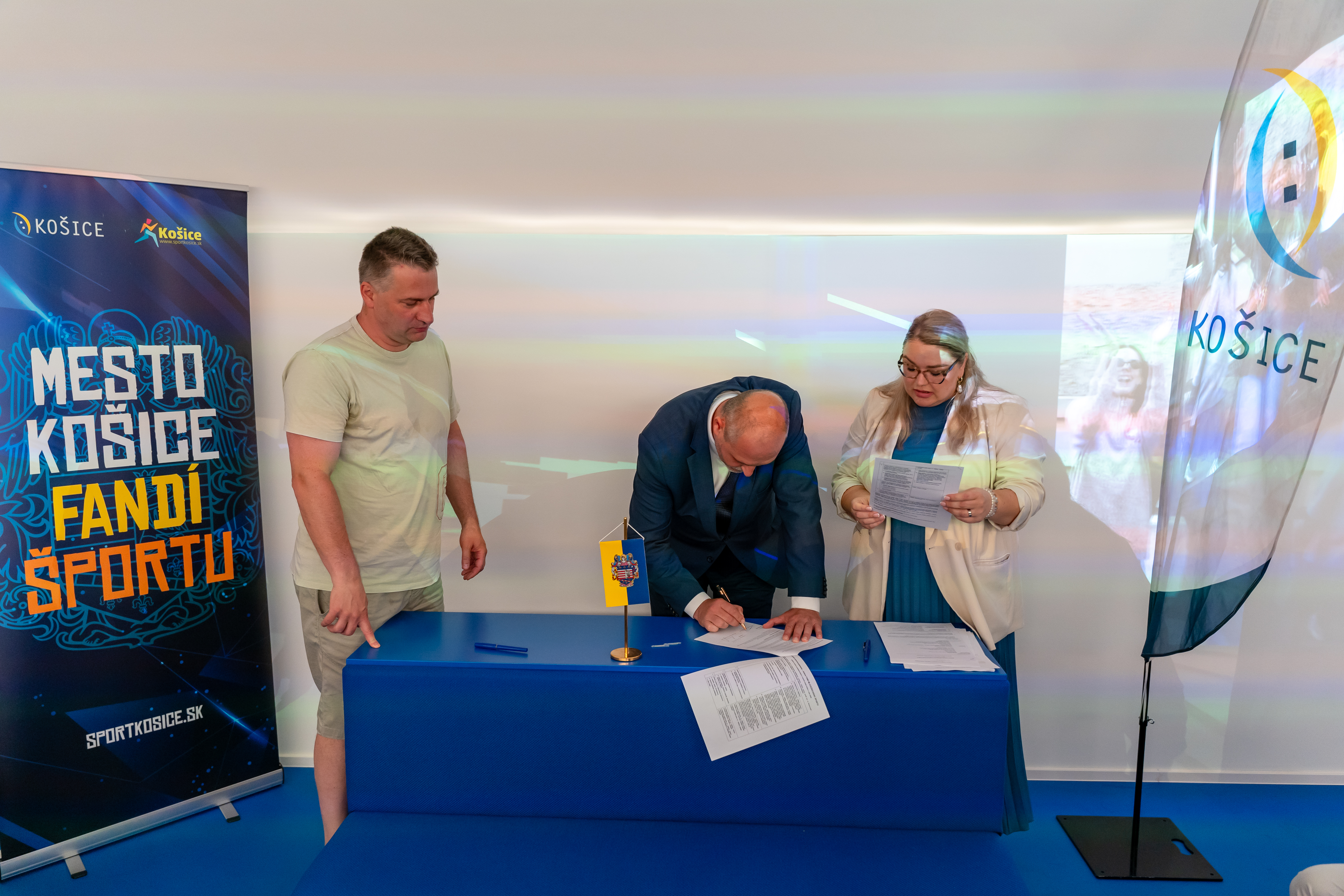 Sportovci , dotacie - podpis zmluv  -16